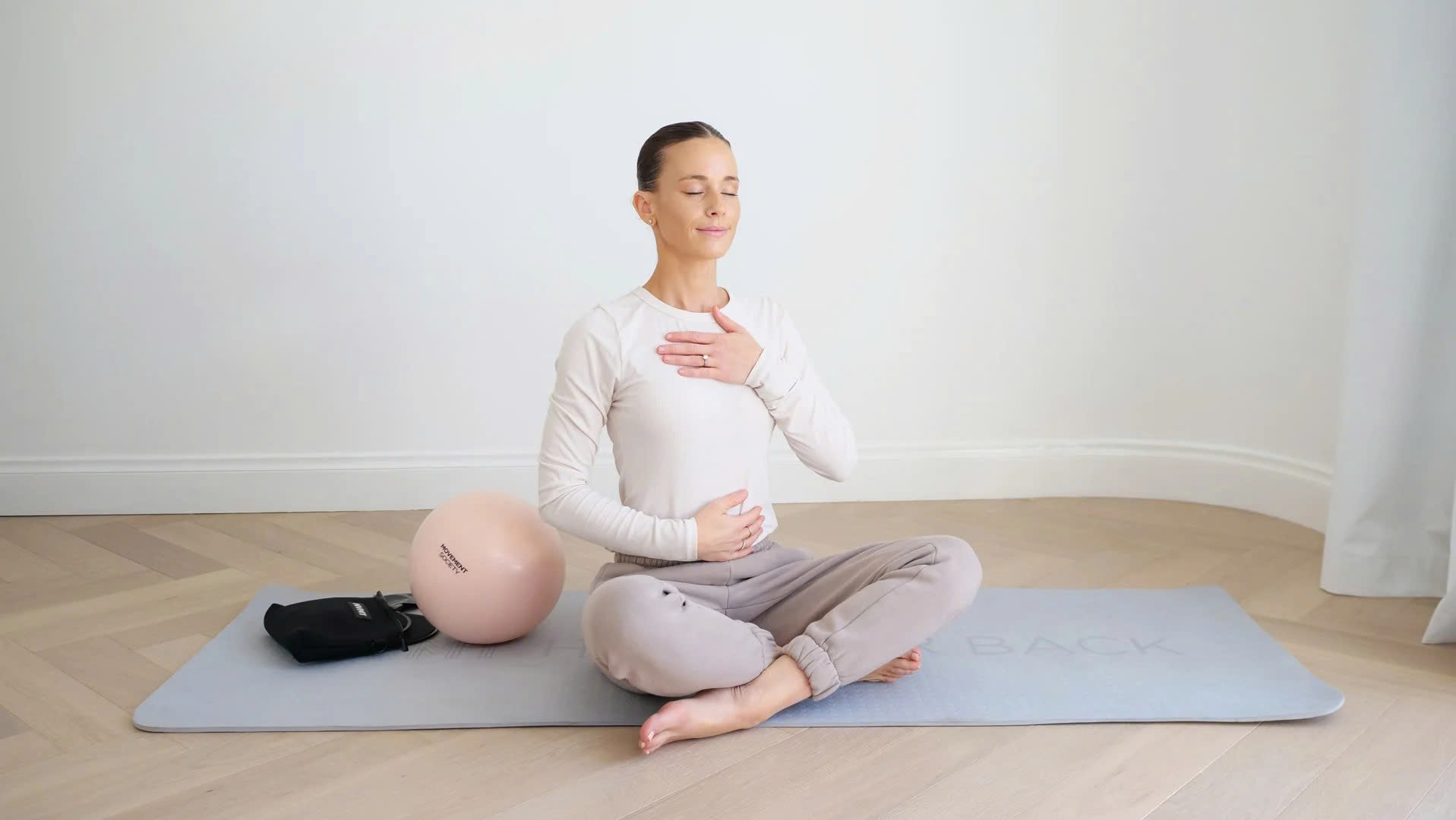 5 phút tập Pilates cho người mới bắt đầu ngay tại bàn làm việc 