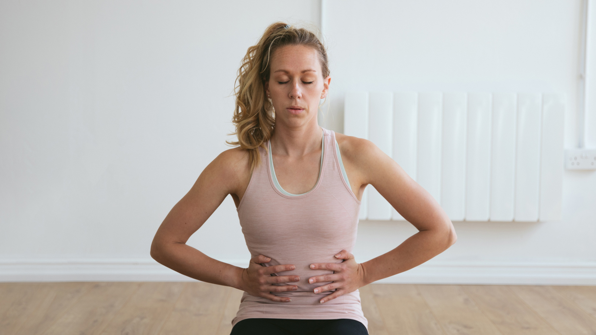 5 phút tập Pilates cho người mới bắt đầu ngay tại bàn làm việc 