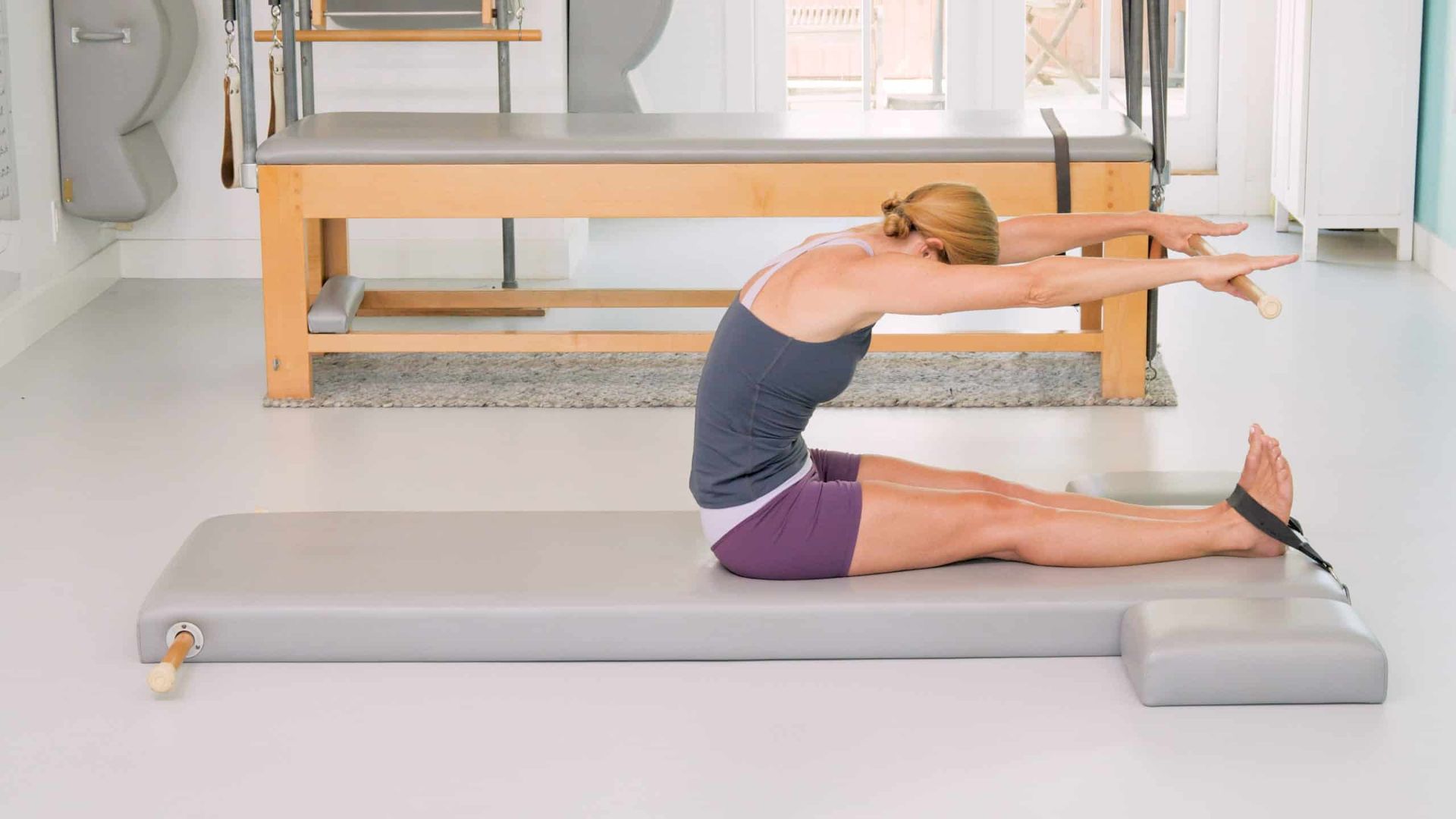 5 phút tập Pilates cho người mới bắt đầu ngay tại bàn làm việc 