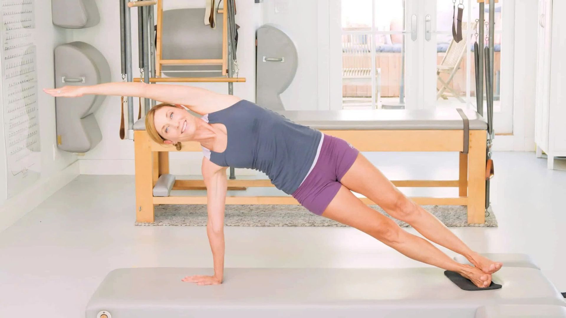 5 phút tập Pilates cho người mới bắt đầu ngay tại bàn làm việc 