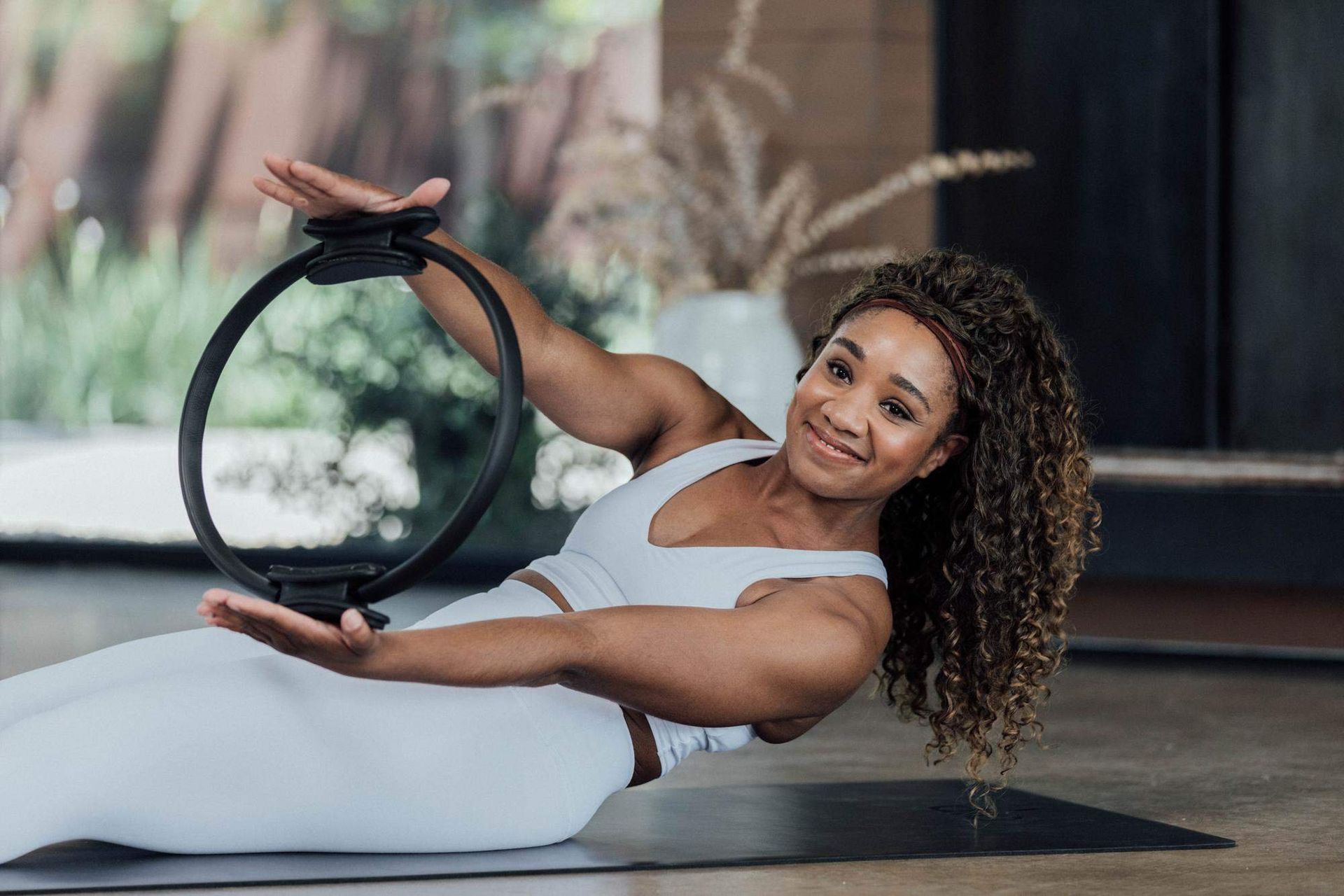 5 phút tập Pilates cho người mới bắt đầu ngay tại bàn làm việc