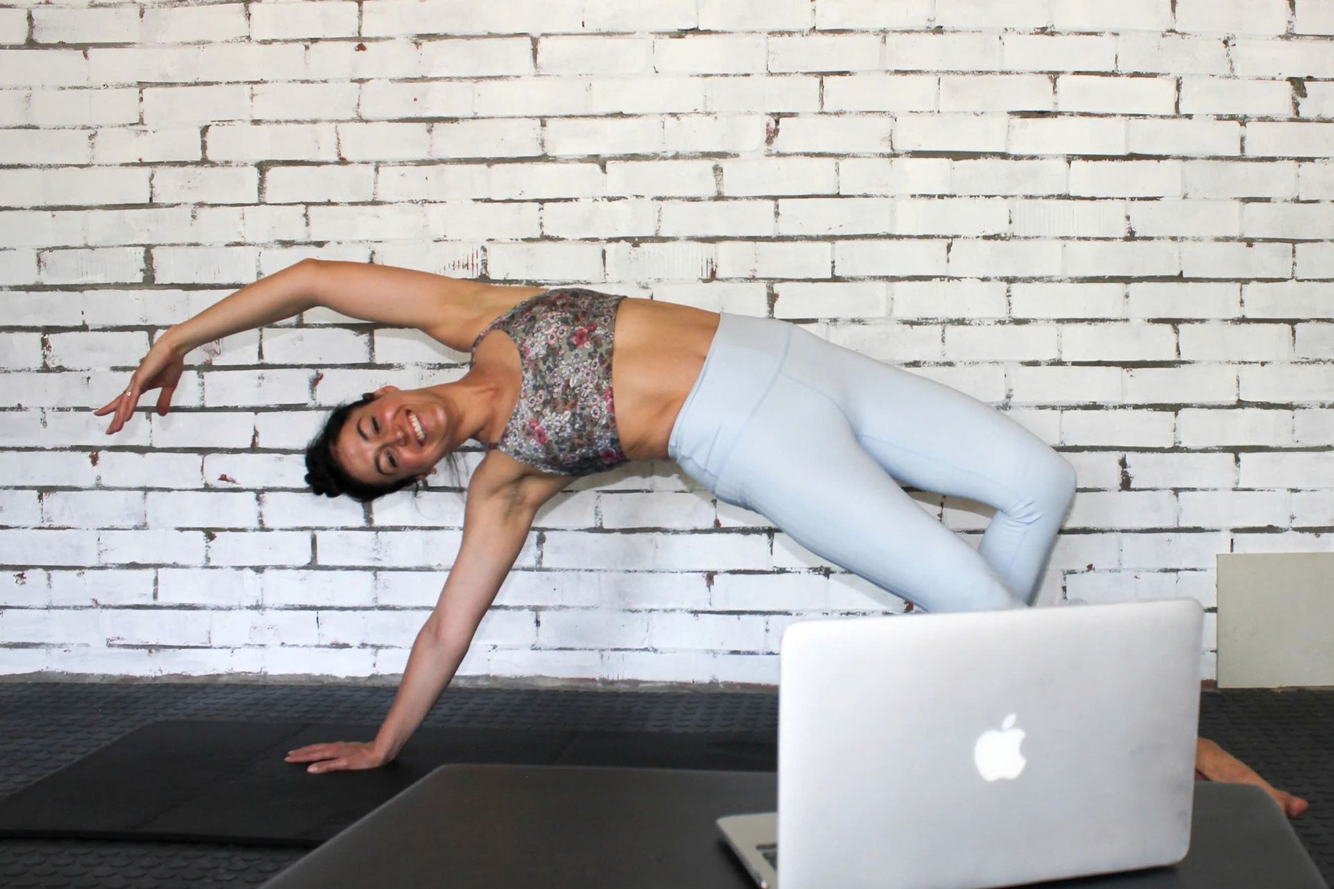 Giảm đau mỏi cổ vai gáy với Pilates Bí quyết từ huấn luyện viên quốc tế