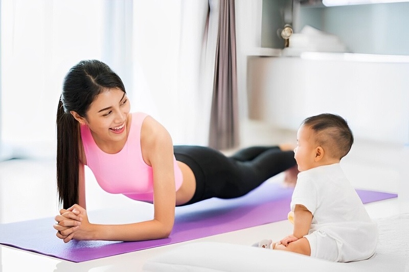 Bài tập nhẹ nhàng sau sinh giúp mẹ lấy lại vóc dáng chỉ 15 phút mỗi ngày