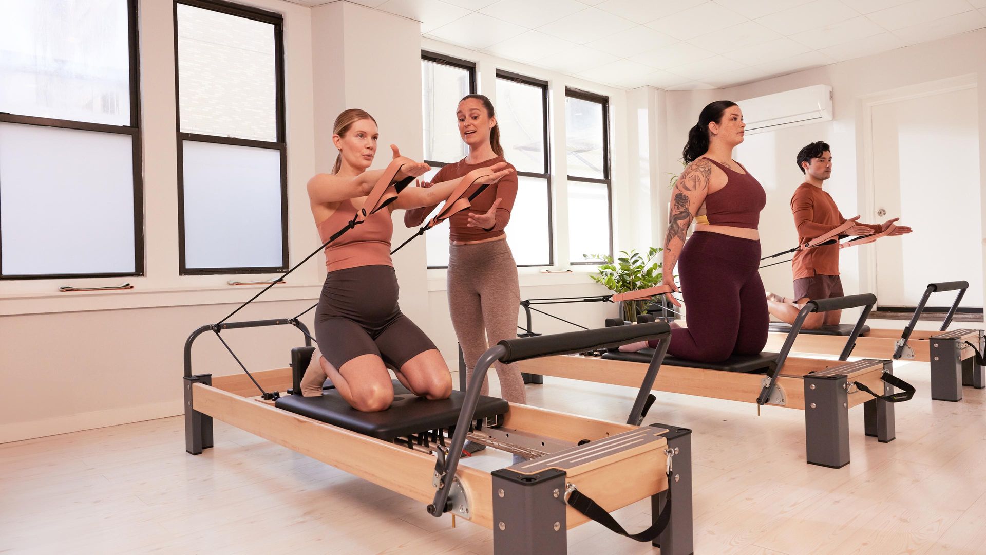 Bài tập nhẹ nhàng sau sinh giúp mẹ lấy lại vóc dáng chỉ 15 phút mỗi ngày