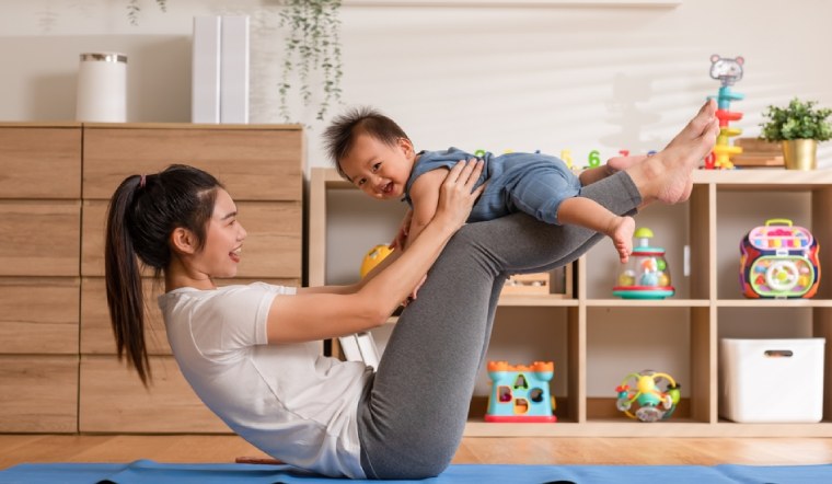 Bài tập nhẹ nhàng sau sinh giúp mẹ lấy lại vóc dáng chỉ 15 phút mỗi ngày